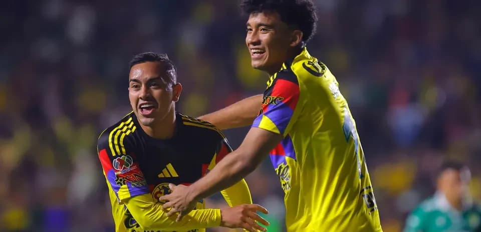 Jugadores del América celebrando un gol