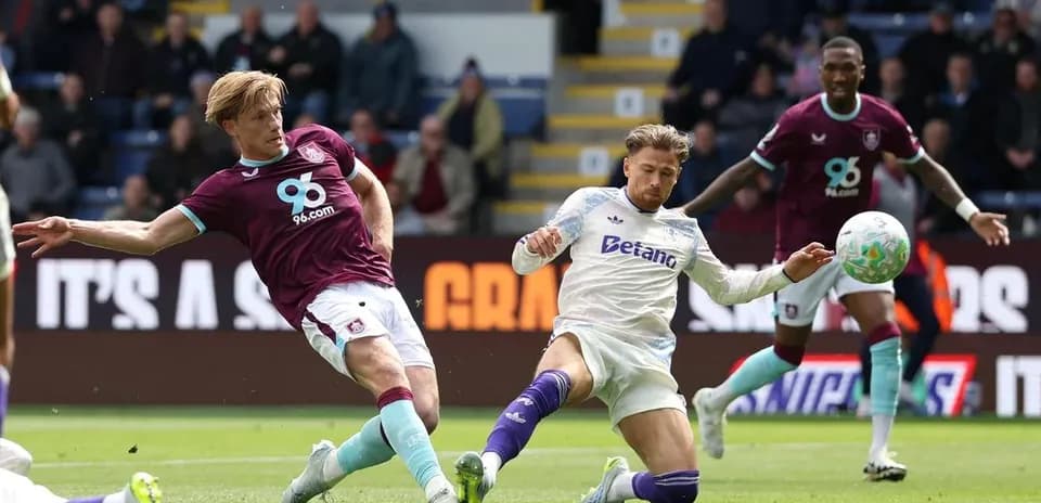 Jugador de Burnley en acción durante el partido