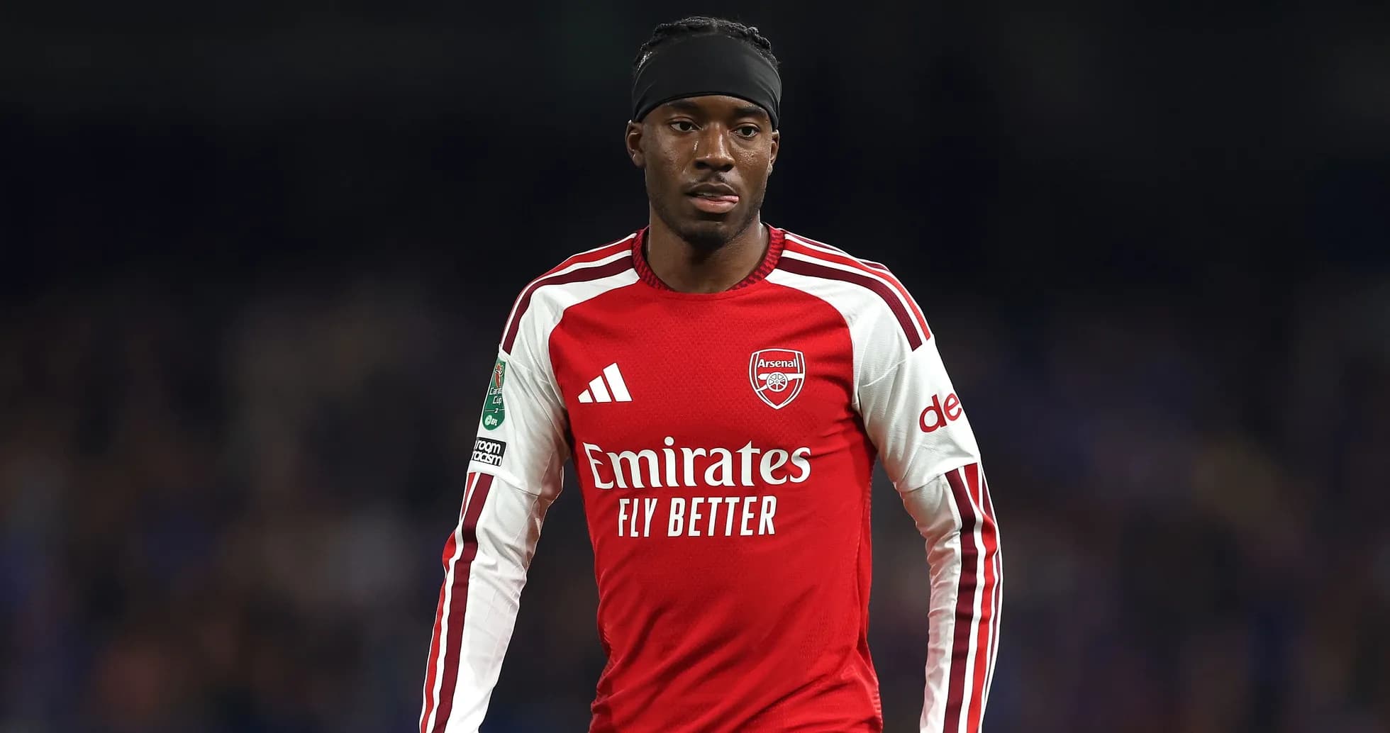 Jugador de Arsenal en uniforme rojo durante partido