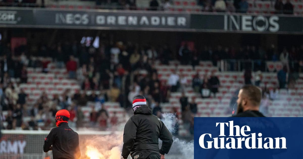 Aficionados con bengalas en el estadio durante un partido
