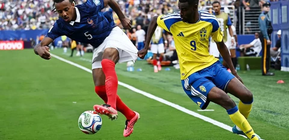 Jugadores de Francia y Suecia en partido