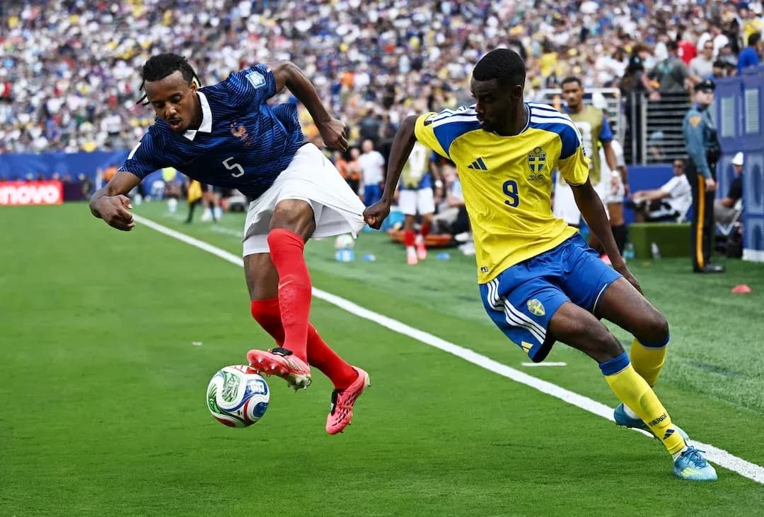 Jugadores de Francia y Suecia en partido