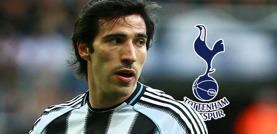 Jugador con camiseta de Newcastle en el campo