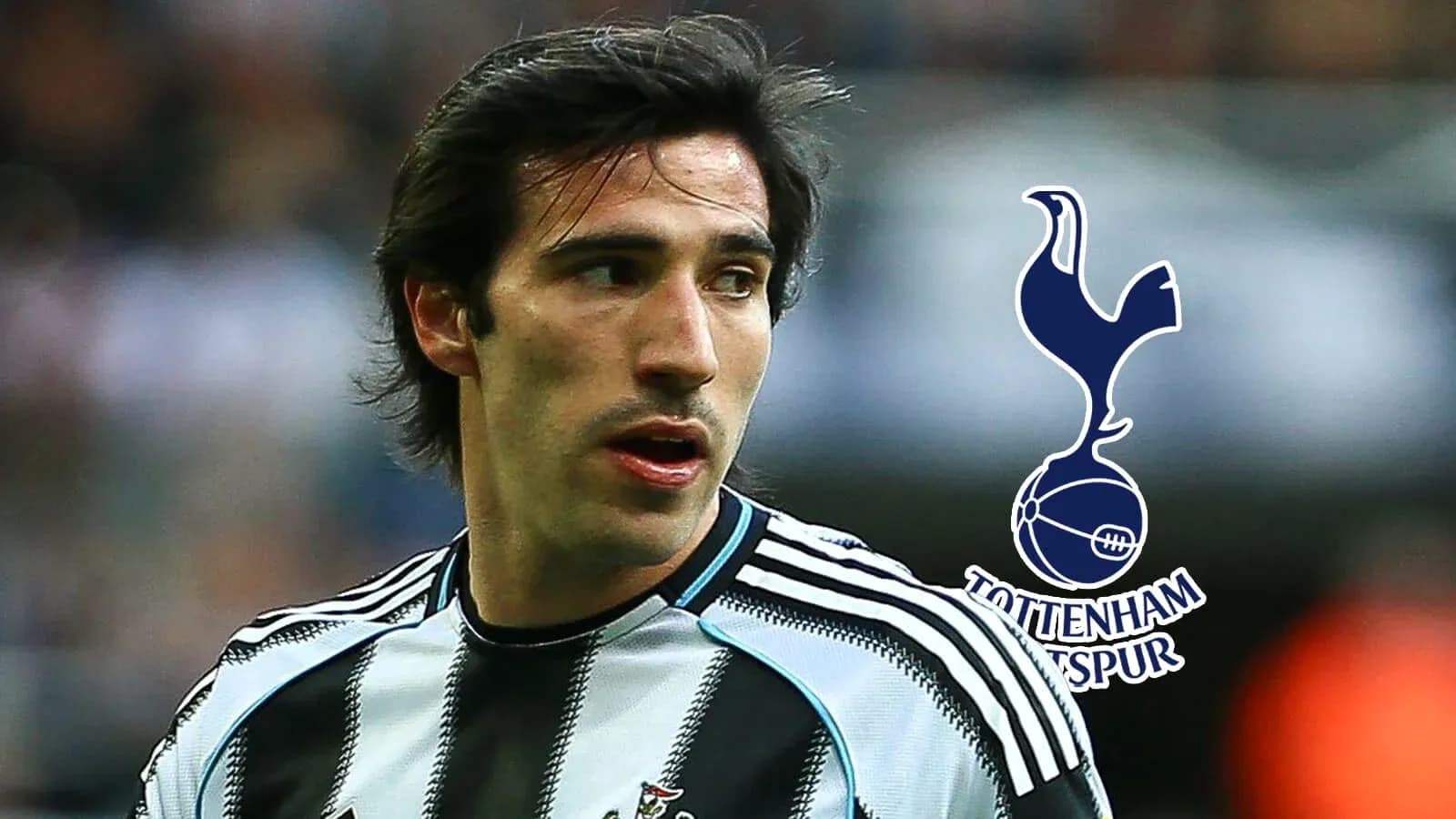 Jugador con camiseta de Newcastle en el campo