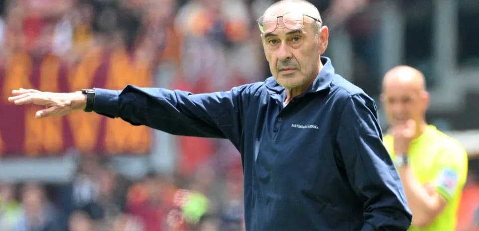 Entrenador dirigiendo a su equipo desde la banda