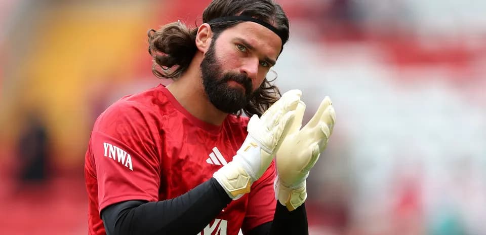 Portero aplaudiendo antes del partido en el estadio