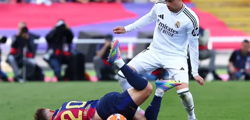 Jugador de Barcelona cae tras falta de jugador del Madrid