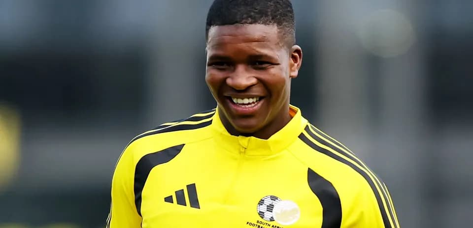 Jugador sonriente con camiseta amarilla de entrenamiento