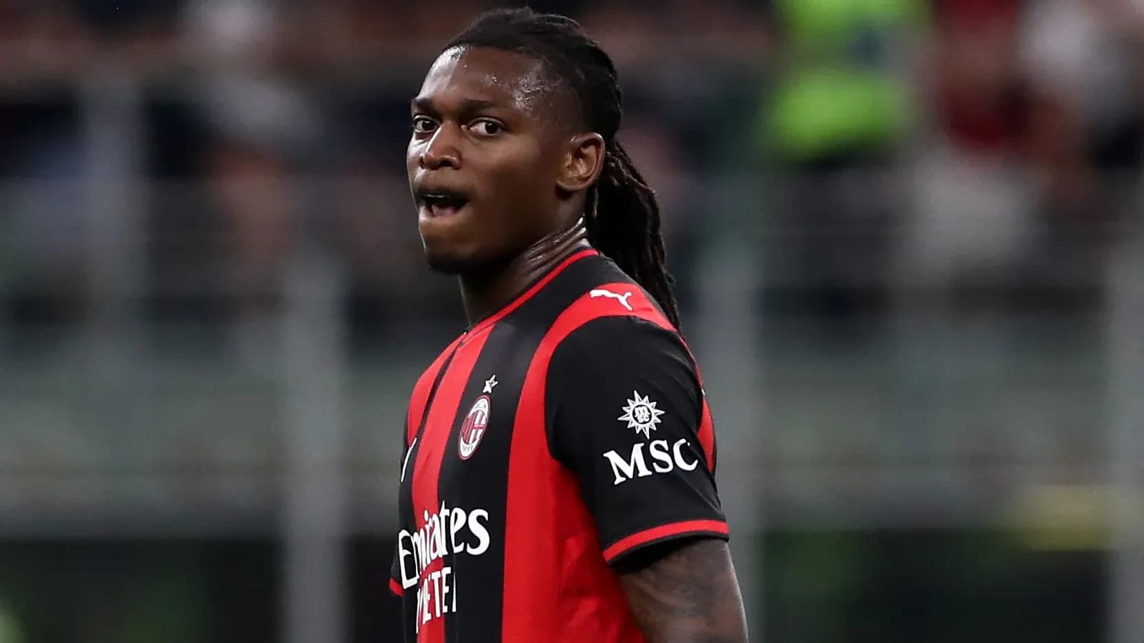 Jugador de AC Milan en el campo durante el partido