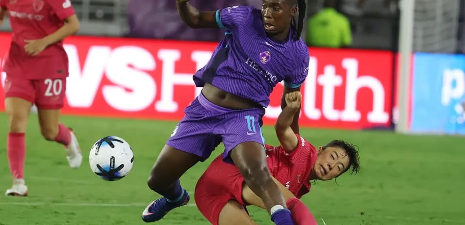 Jugadora de Orlando Pride W derribando a rival