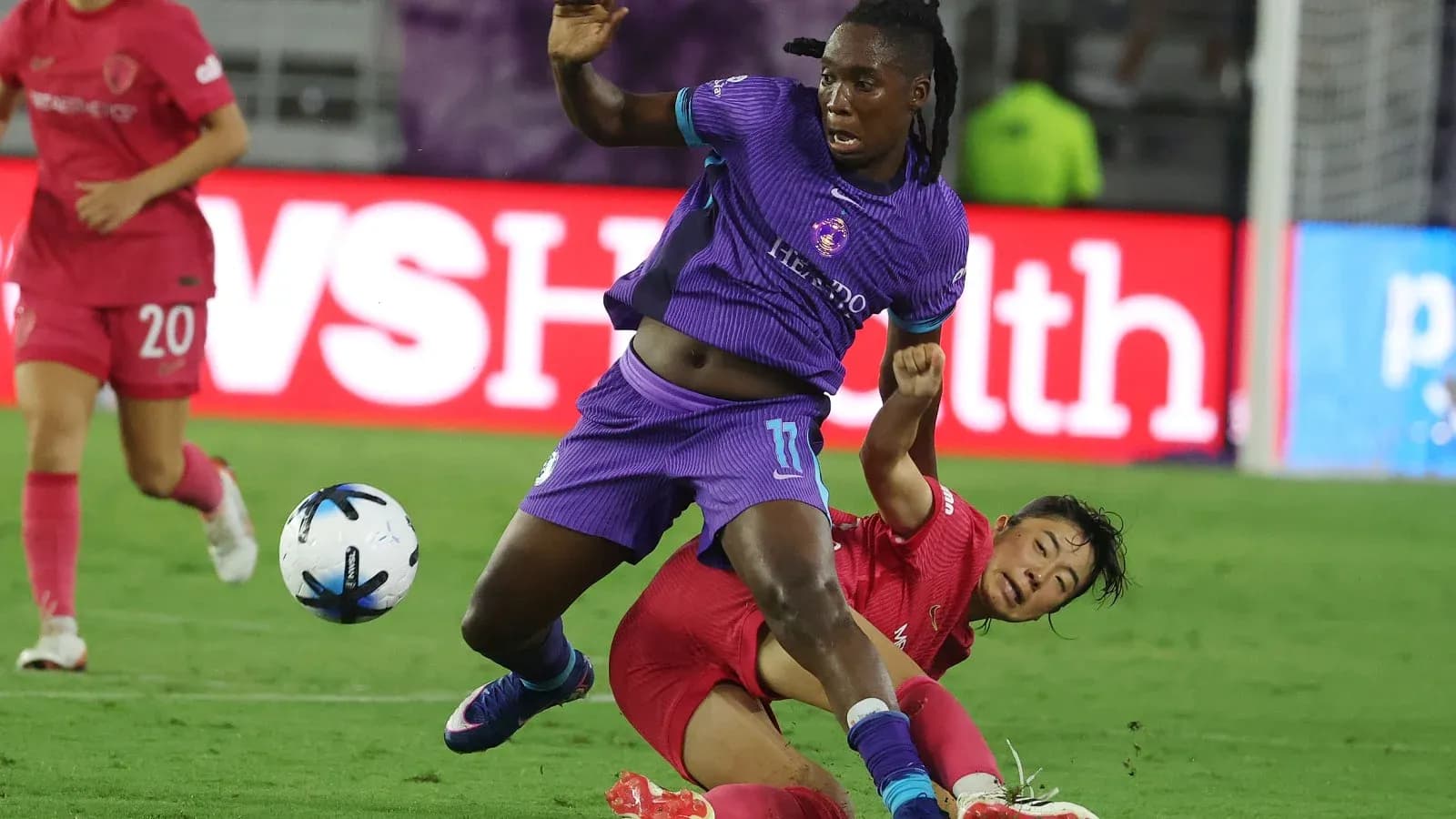 Jugadora de Orlando Pride W derribando a rival