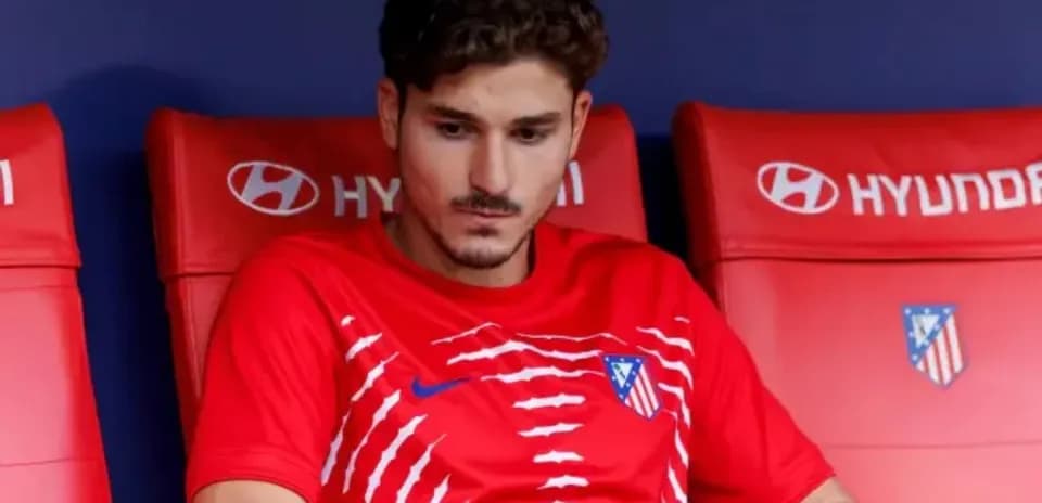Jugador sentado en el banquillo del Atlético de Madrid