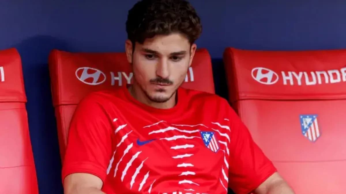 Jugador sentado en el banquillo del Atlético de Madrid