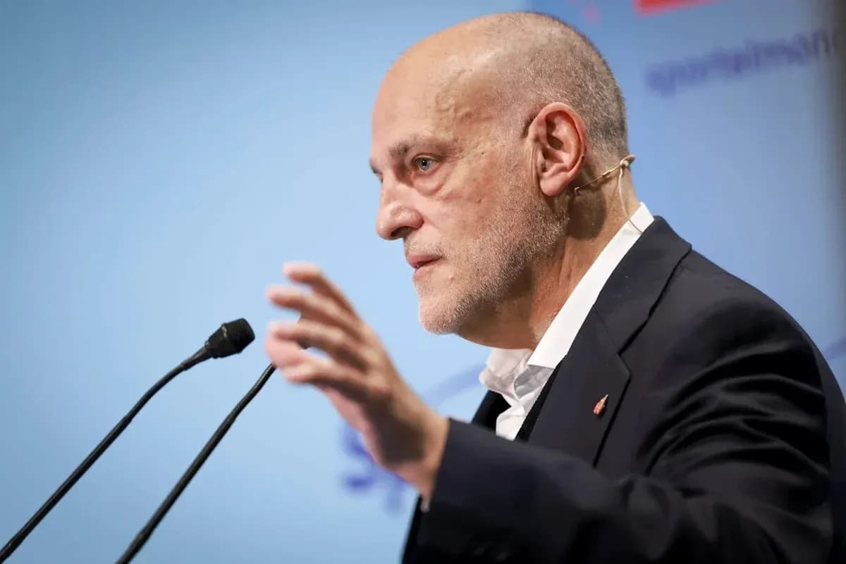 Hombre hablando en un podio durante conferencia