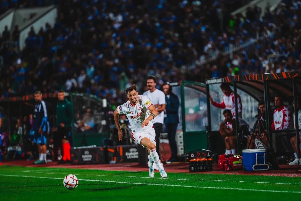 Jugador de Red Bull Salzburg en acción