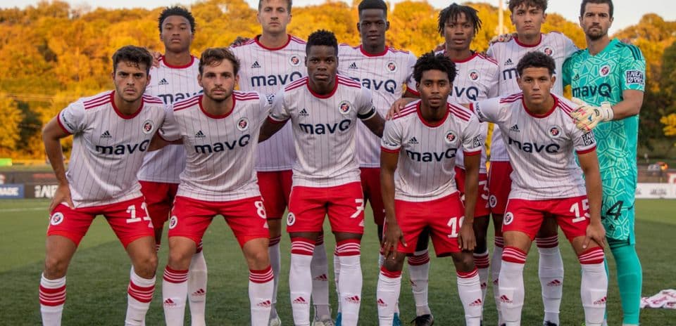Equipo de North Texas en formación antes del partido