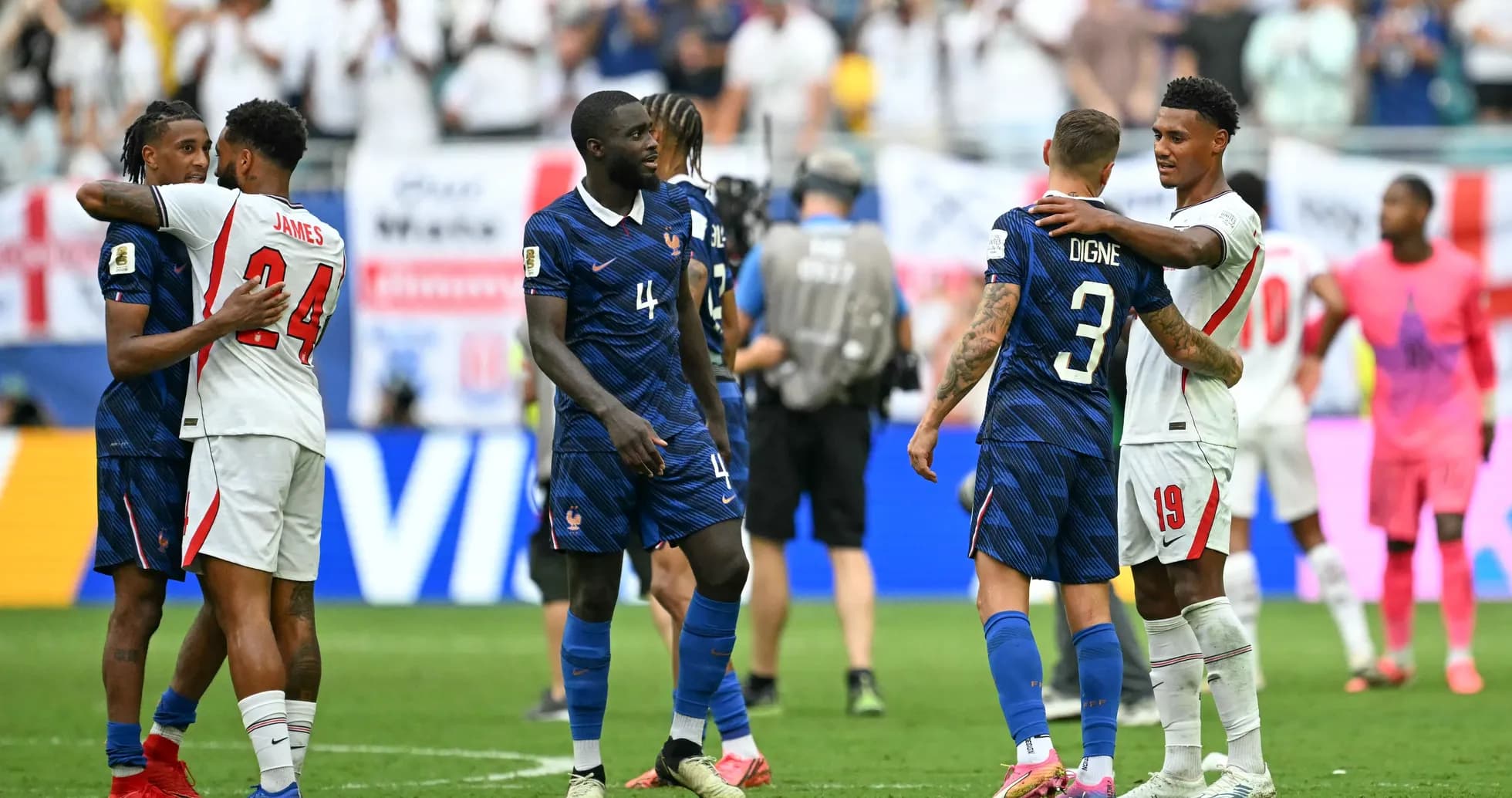 Jugadores de Francia y otro equipo se abrazan tras partido