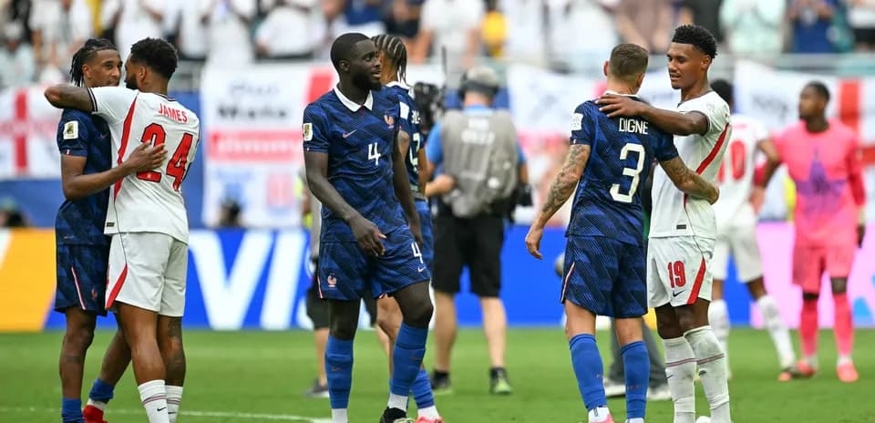 Jugadores de Francia y otro equipo se abrazan tras partido