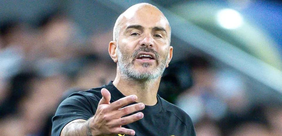 Entrenador gesticulando en el banquillo del partido
