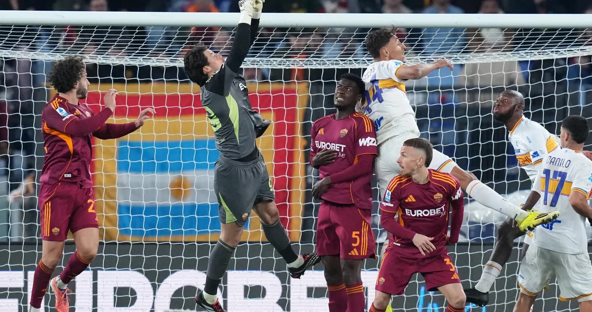 Portero detiene un tiro durante el partido