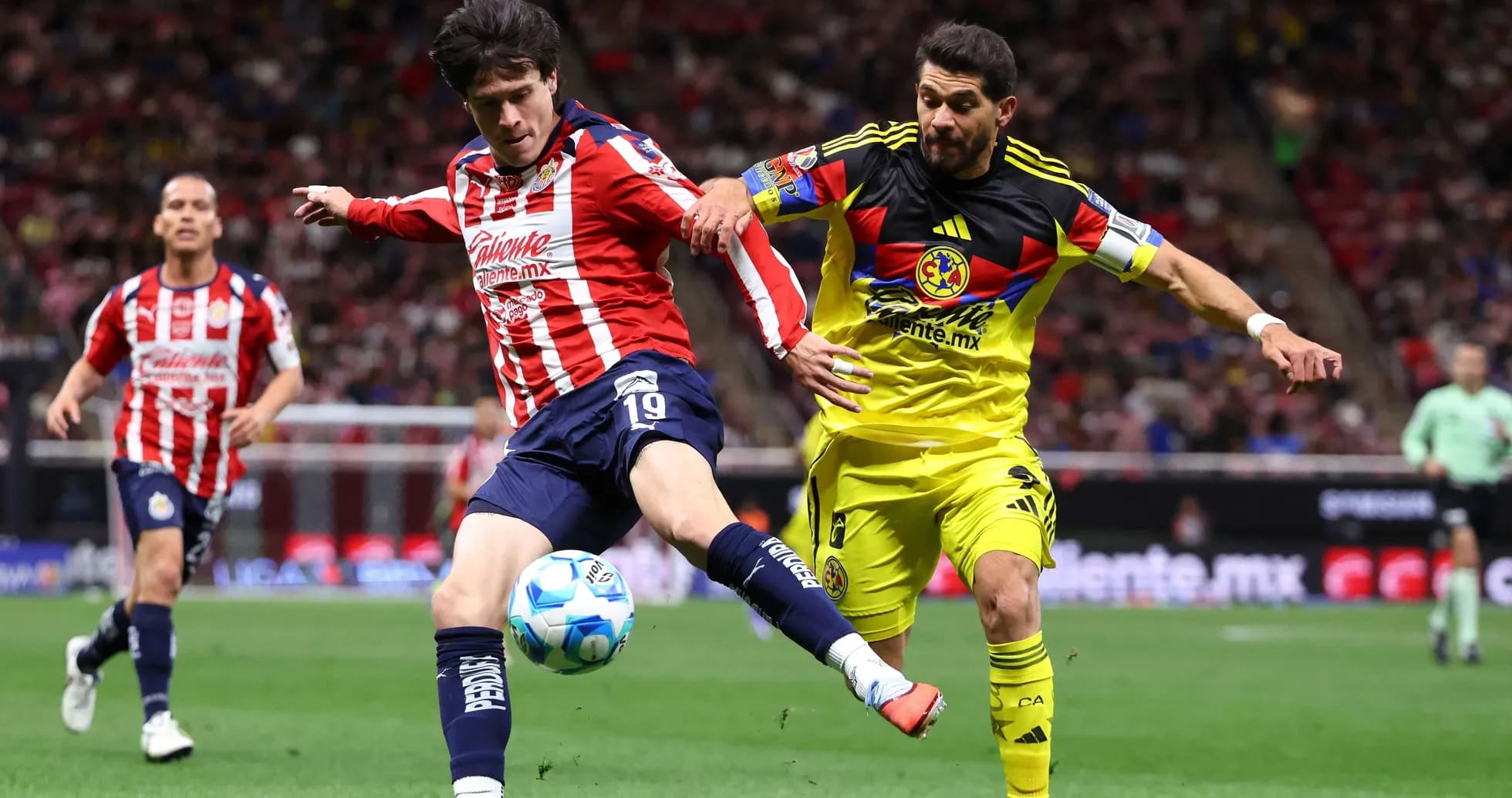 Jugador de Chivas disputa el balón con América