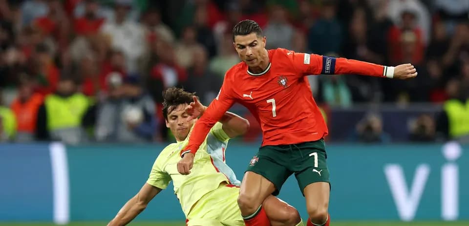 Cristiano Ronaldo driblando un jugador español