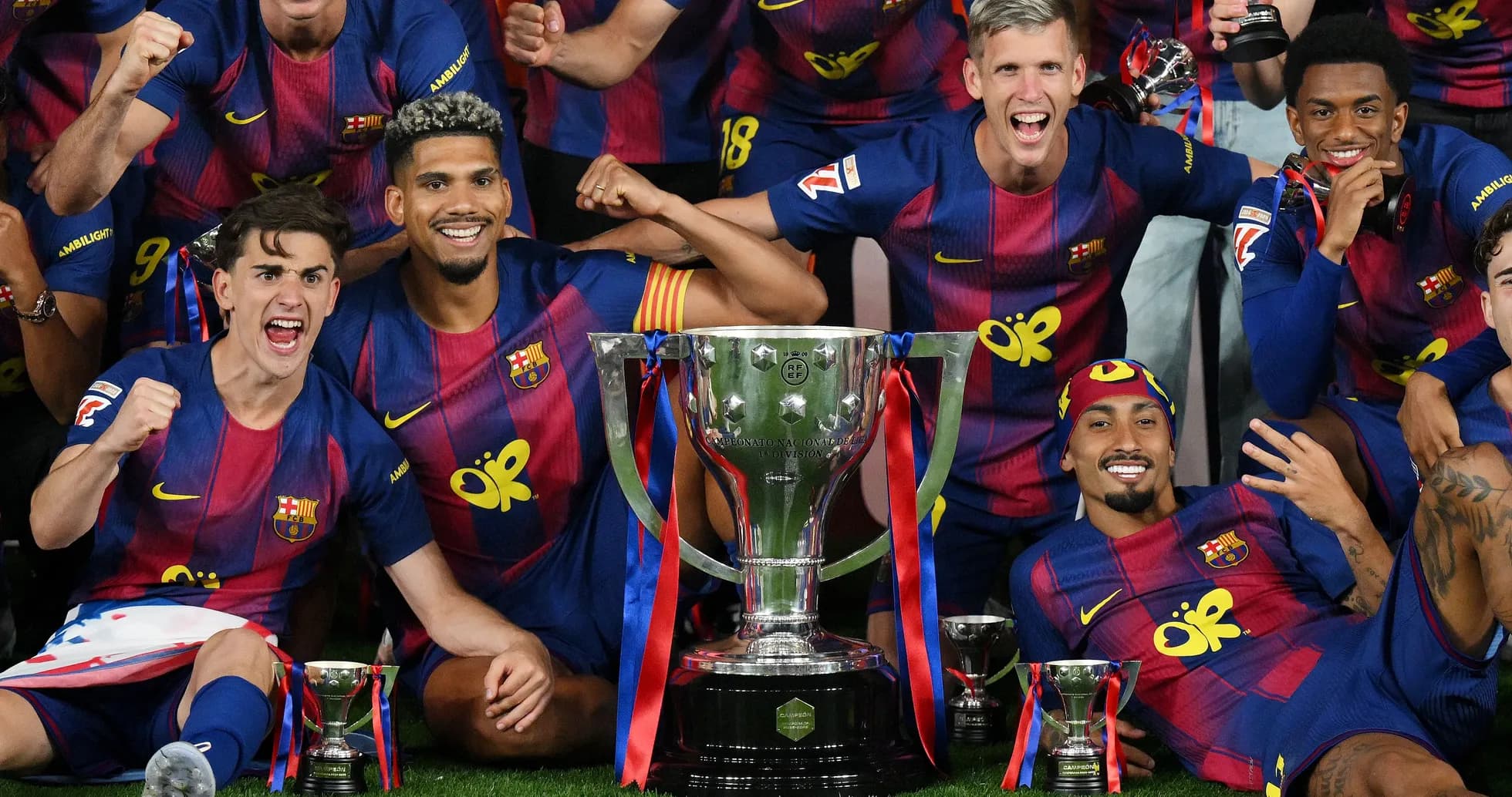 Jugadores del Barcelona celebrando con trofeos