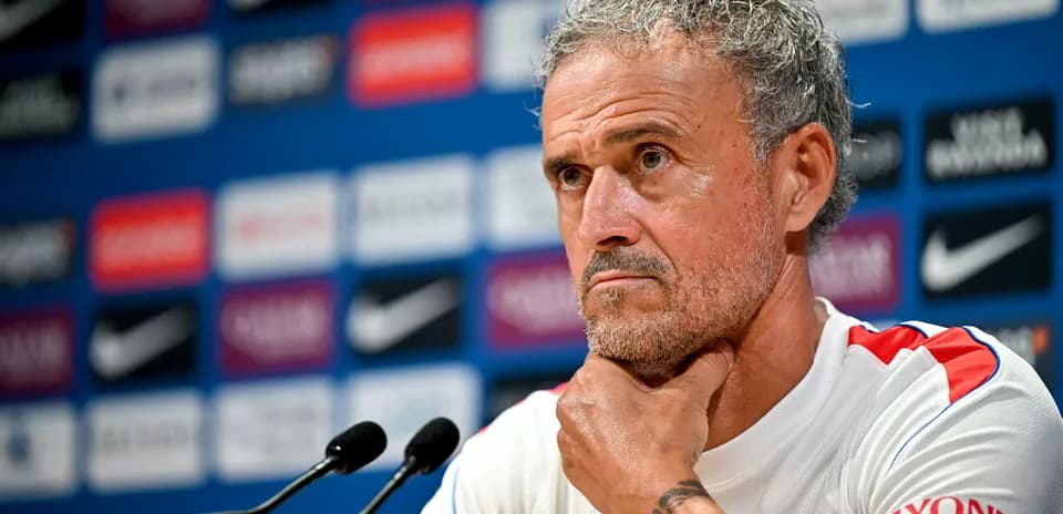 Entrenador en conferencia de prensa con micrófonos