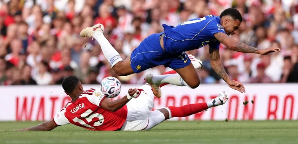 Jugador de Arsenal derribado por rival durante partido