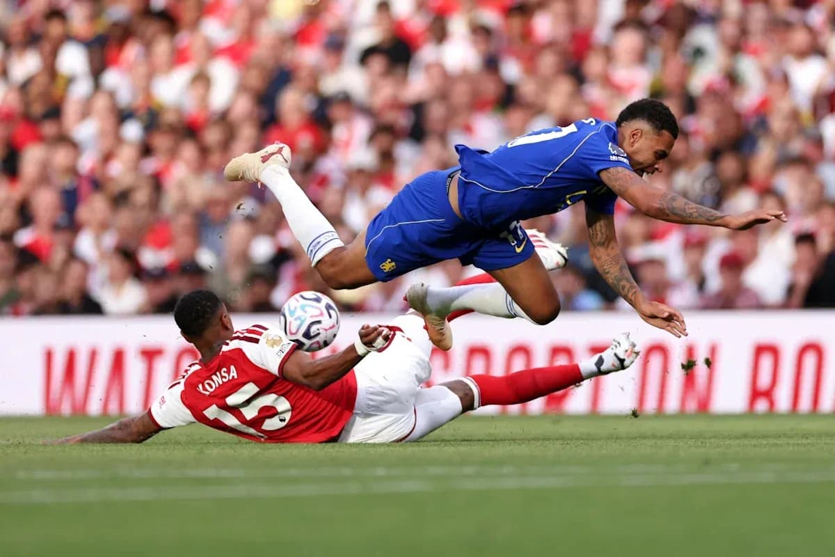 Jugador de Arsenal derribado por rival durante partido