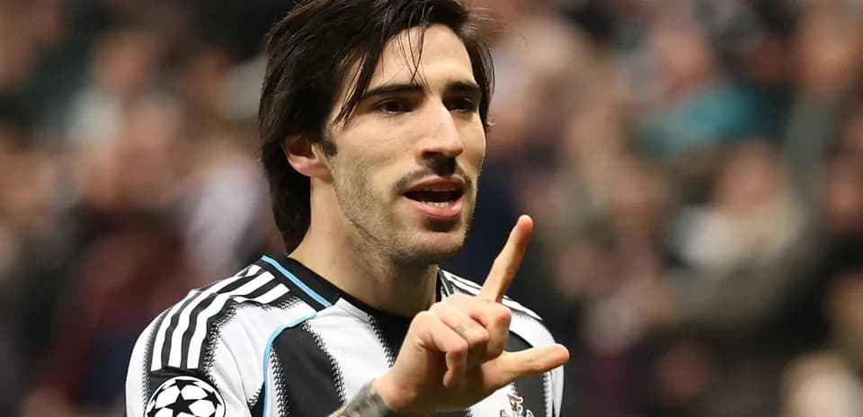 Jugador de Newcastle celebrando con gesto de mano