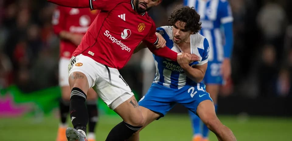 Dos jugadores compitiendo por el balón en el partido