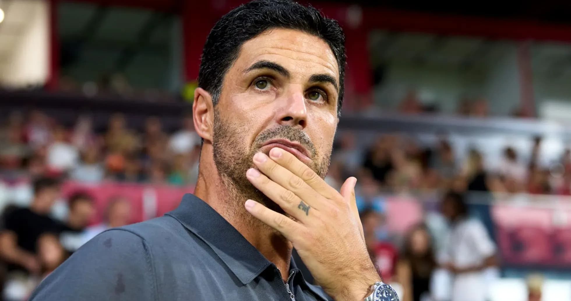 Entrenador pensativo en el banquillo del partido