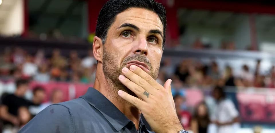 Entrenador pensativo en el banquillo del partido