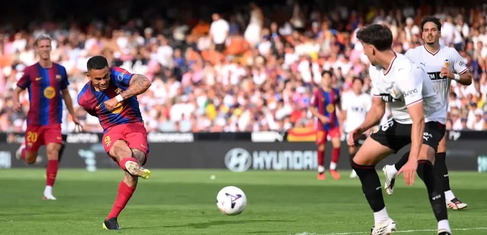 Jugador del Barcelona disparando a puerta durante el partido