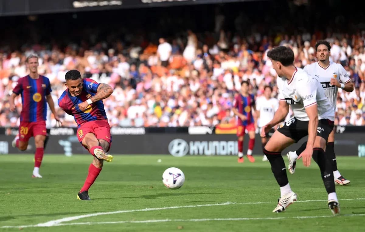Jugador del Barcelona disparando a puerta durante el partido