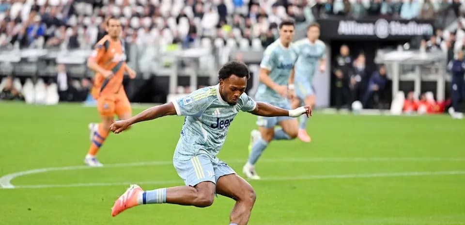 Jugador de Juventus disparando a puerta