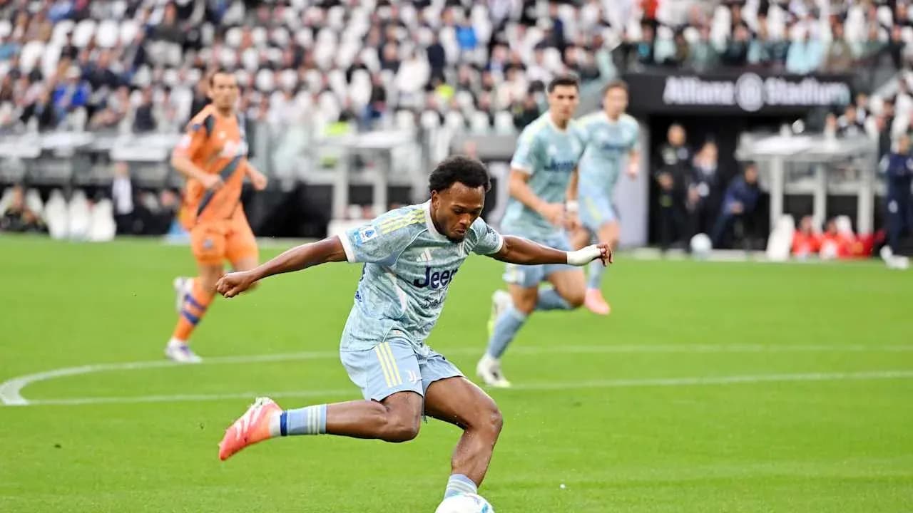 Jugador de Juventus disparando a puerta