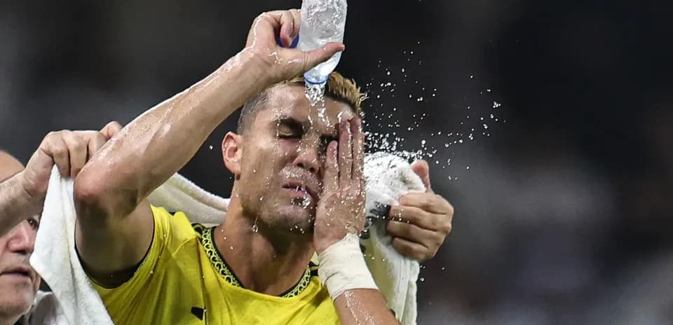 Jugador refrescándose con agua durante el partido