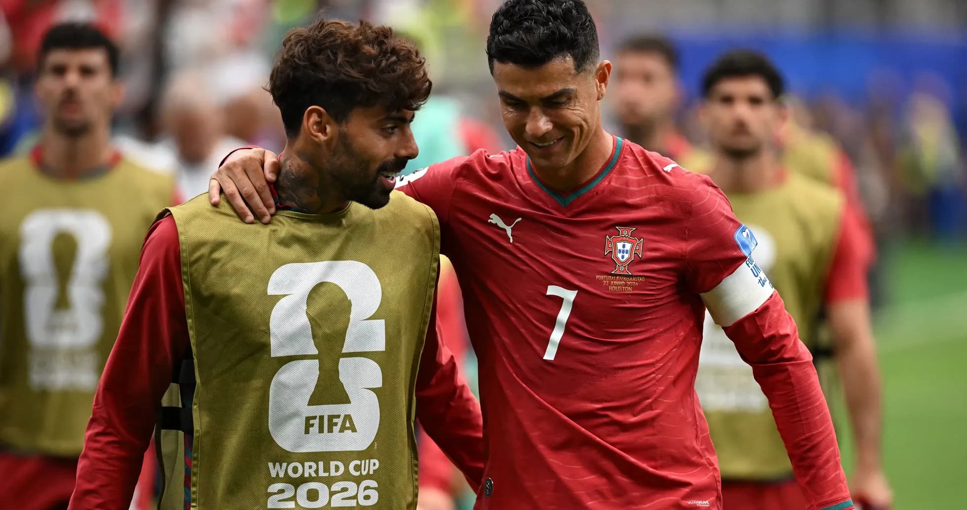 Cristiano Ronaldo conversando con compañero en el campo