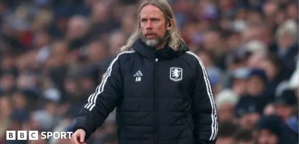 Entrenador dirigiendo desde la línea de banda