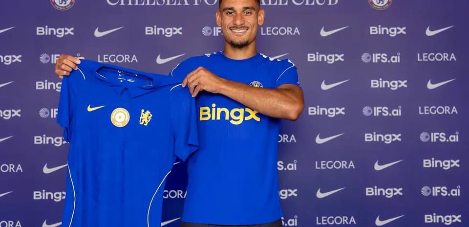 Jugador presenta camiseta de Chelsea FC en conferencia