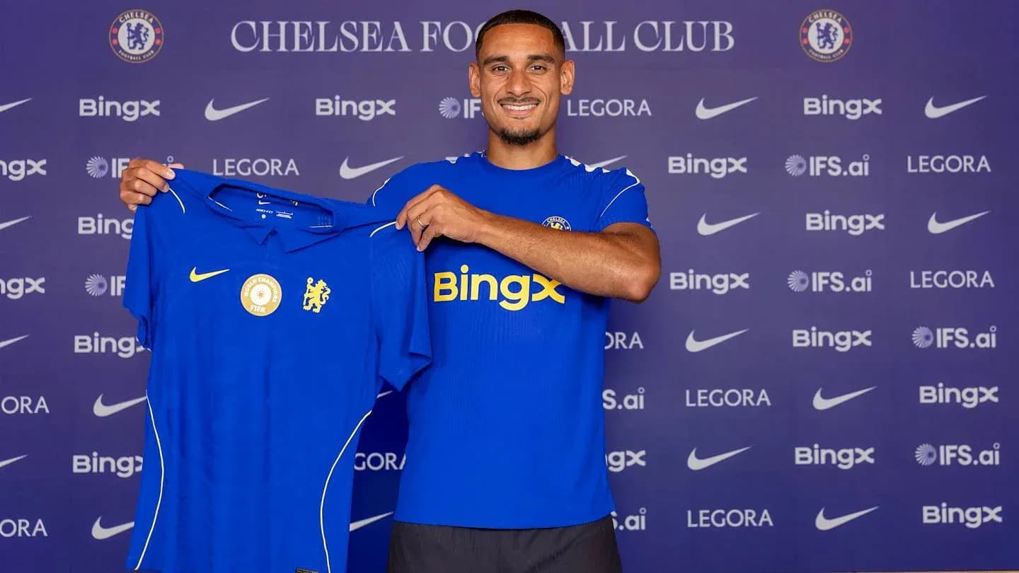 Jugador presenta camiseta de Chelsea FC en conferencia