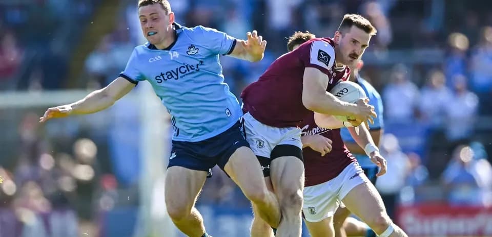 Jugador de Galway evadiendo a un defensor de Dublín