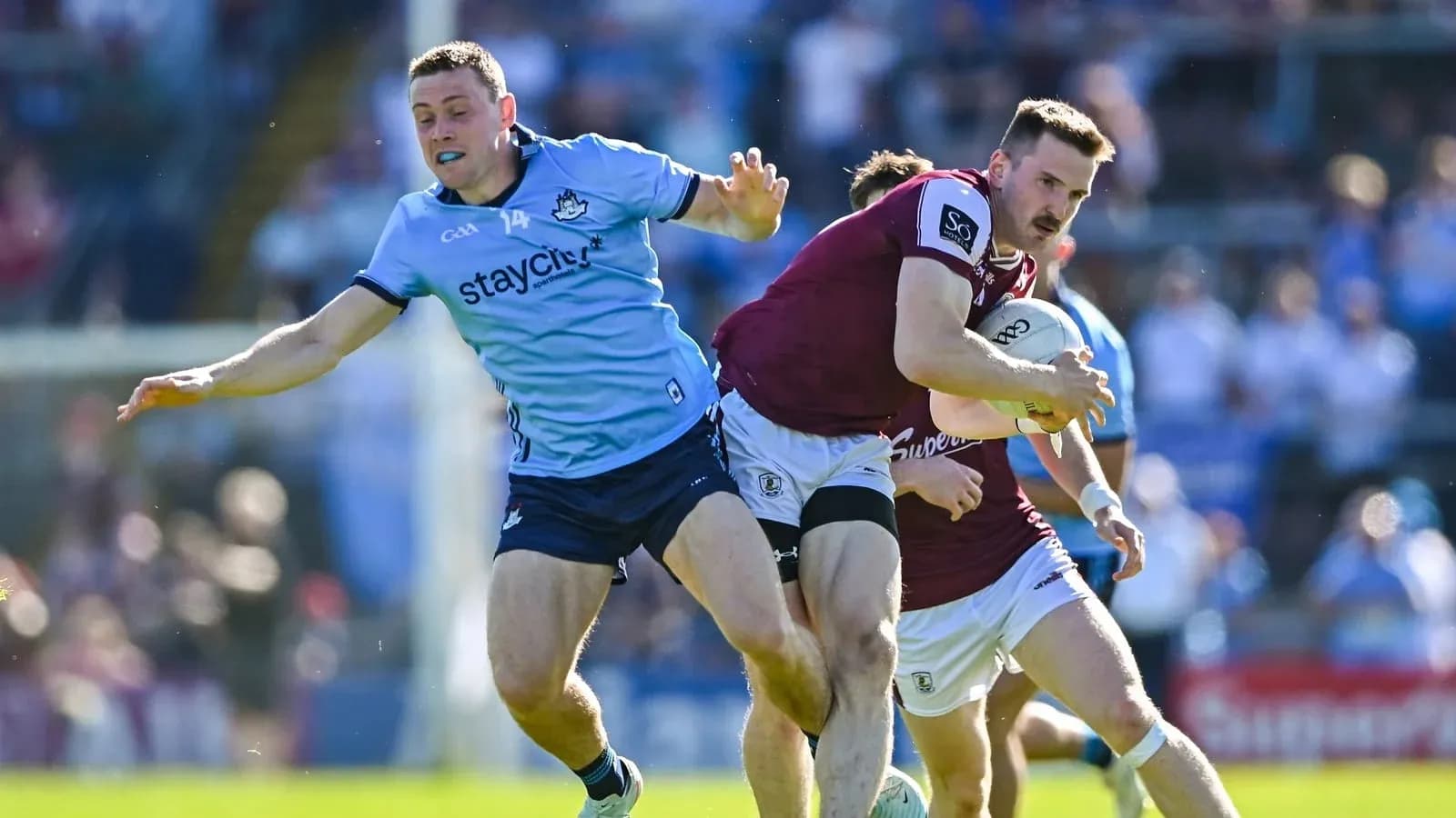 Jugador de Galway evadiendo a un defensor de Dublín
