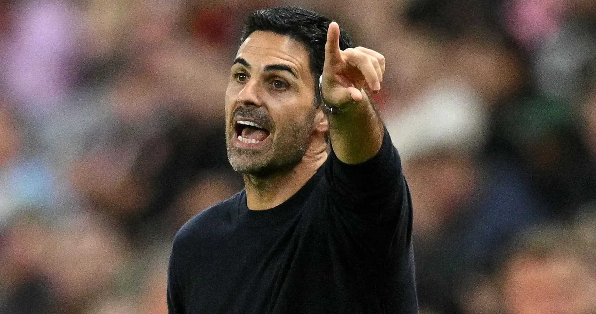 Entrenador dirigiendo al equipo desde la línea de banda