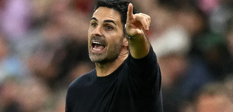 Entrenador dirigiendo al equipo desde la línea de banda