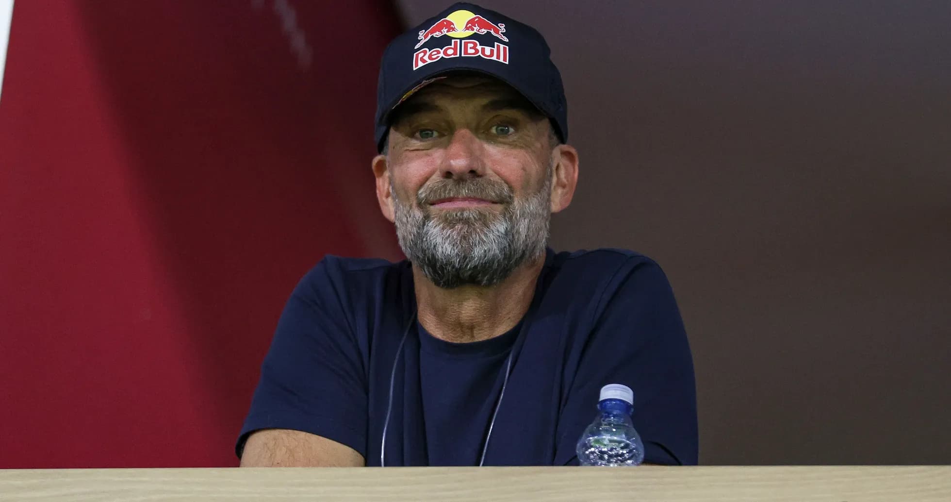 Hombre con gorra de Red Bull en palco