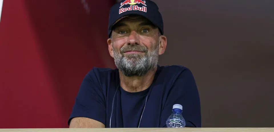 Hombre con gorra de Red Bull en palco
