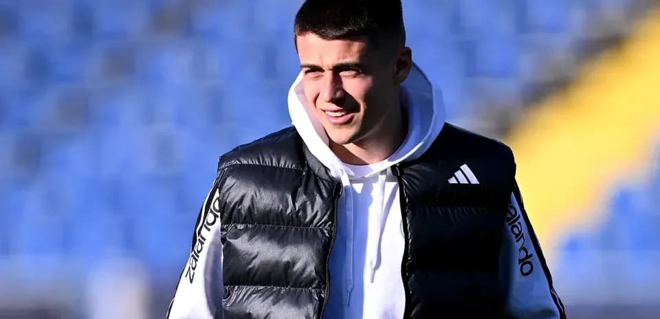 Jugador caminando en el campo antes del partido